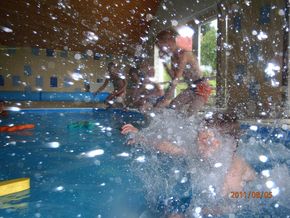 plavání starších dětí - skoky do vody